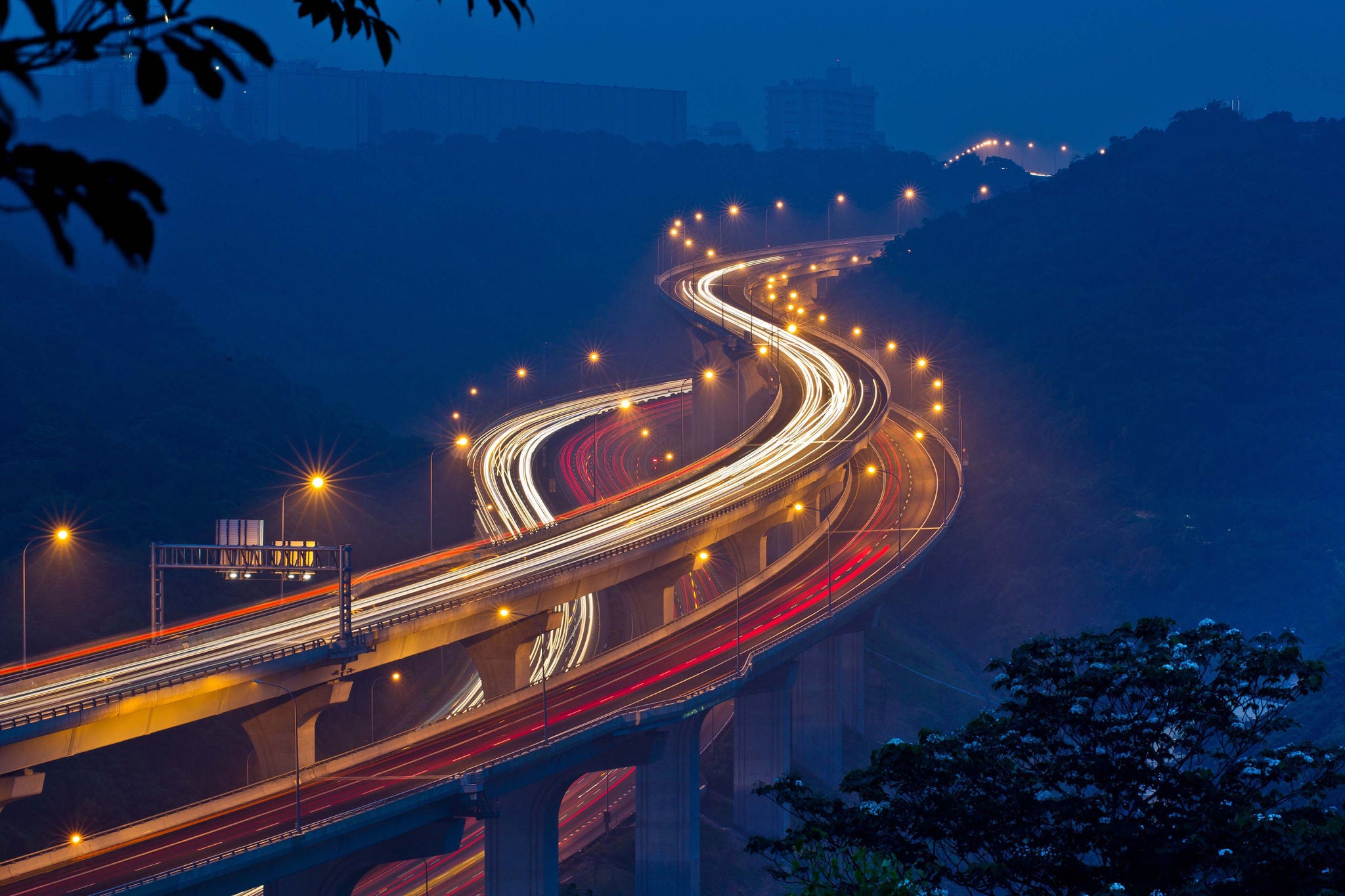 This is the new highway connecting Taipei (the capital city of Taiwan) and the international airport (Tauyuan airport)