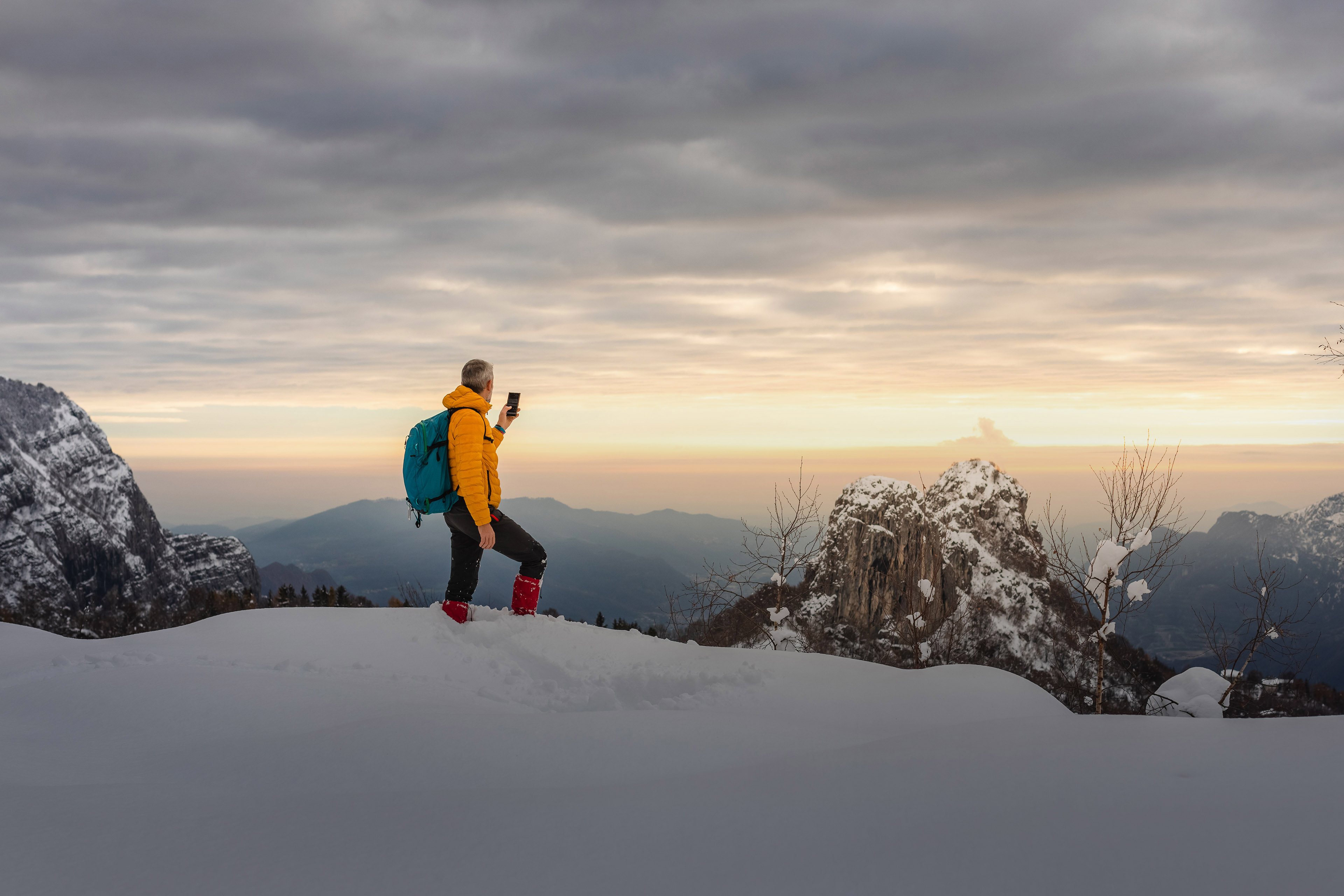 Alpinista tirando foto ao nascer do sol